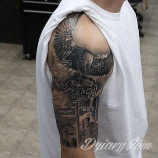 Niesamowite w swojej formie tatuaże-rękawy zajmują cała powierzchnię ramiona i przedramiona. Tworzą jednolitą zdobiącą ciało całość. Taki graficzny rękaw na skórze to tatuaż szczególnie ciekawy w przypadku aktywnych, silnych mężczyzn. 