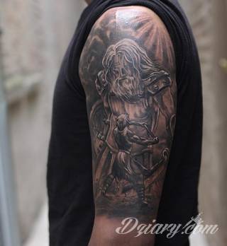 Niesamowite w swojej formie tatuaże-rękawy zajmują cała powierzchnię ramiona i przedramiona. Tworzą jednolitą zdobiącą ciało całość. Taki graficzny rękaw na skórze to tatuaż szczególnie ciekawy w przypadku aktywnych, silnych mężczyzn. 