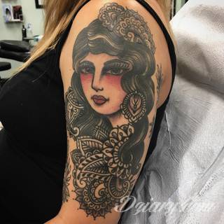 Niesamowite w swojej formie tatuaże-rękawy zajmują cała powierzchnię ramiona i przedramiona. Tworzą jednolitą zdobiącą ciało całość. Taki graficzny rękaw na skórze to tatuaż szczególnie ciekawy w przypadku aktywnych, silnych mężczyzn. 