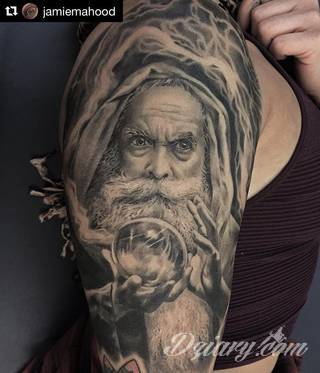 Niesamowite w swojej formie tatuaże-rękawy zajmują cała powierzchnię ramiona i przedramiona. Tworzą jednolitą zdobiącą ciało całość. Taki graficzny rękaw na skórze to tatuaż szczególnie ciekawy w przypadku aktywnych, silnych mężczyzn. 