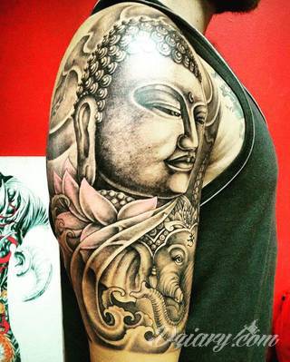 Niesamowite w swojej formie tatuaże-rękawy zajmują cała powierzchnię ramiona i przedramiona. Tworzą jednolitą zdobiącą ciało całość. Taki graficzny rękaw na skórze to tatuaż szczególnie ciekawy w przypadku aktywnych, silnych mężczyzn. 