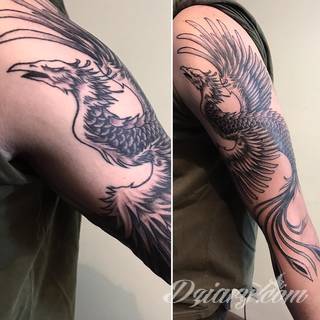 Niesamowite w swojej formie tatuaże-rękawy zajmują cała powierzchnię ramiona i przedramiona. Tworzą jednolitą zdobiącą ciało całość. Taki graficzny rękaw na skórze to tatuaż szczególnie ciekawy w przypadku aktywnych, silnych mężczyzn. 