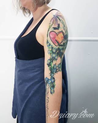 Niesamowite w swojej formie tatuaże-rękawy zajmują cała powierzchnię ramiona i przedramiona. Tworzą jednolitą zdobiącą ciało całość. Taki graficzny rękaw na skórze to tatuaż szczególnie ciekawy w przypadku aktywnych, silnych mężczyzn. 