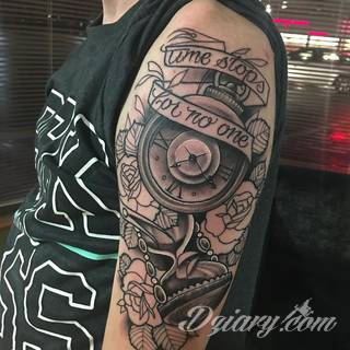 Niesamowite w swojej formie tatuaże-rękawy zajmują cała powierzchnię ramiona i przedramiona. Tworzą jednolitą zdobiącą ciało całość. Taki graficzny rękaw na skórze to tatuaż szczególnie ciekawy w przypadku aktywnych, silnych mężczyzn. 