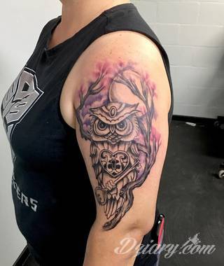 Niesamowite w swojej formie tatuaże-rękawy zajmują cała powierzchnię ramiona i przedramiona. Tworzą jednolitą zdobiącą ciało całość. Taki graficzny rękaw na skórze to tatuaż szczególnie ciekawy w przypadku aktywnych, silnych mężczyzn. 