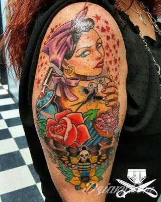 Niesamowite w swojej formie tatuaże-rękawy zajmują cała powierzchnię ramiona i przedramiona. Tworzą jednolitą zdobiącą ciało całość. Taki graficzny rękaw na skórze to tatuaż szczególnie ciekawy w przypadku aktywnych, silnych mężczyzn. 