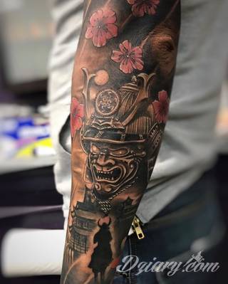 Niesamowite w swojej formie tatuaże-rękawy zajmują cała powierzchnię ramiona i przedramiona. Tworzą jednolitą zdobiącą ciało całość. Taki graficzny rękaw na skórze to tatuaż szczególnie ciekawy w przypadku aktywnych, silnych mężczyzn. 