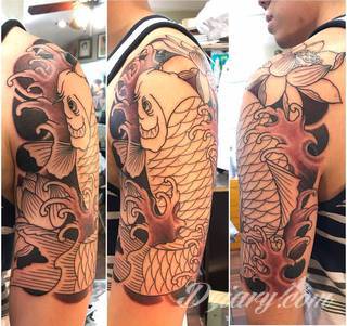 Niesamowite w swojej formie tatuaże-rękawy zajmują cała powierzchnię ramiona i przedramiona. Tworzą jednolitą zdobiącą ciało całość. Taki graficzny rękaw na skórze to tatuaż szczególnie ciekawy w przypadku aktywnych, silnych mężczyzn. 