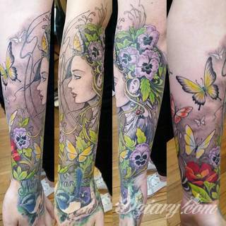 Niesamowite w swojej formie tatuaże-rękawy zajmują cała powierzchnię ramiona i przedramiona. Tworzą jednolitą zdobiącą ciało całość. Taki graficzny rękaw na skórze to tatuaż szczególnie ciekawy w przypadku aktywnych, silnych mężczyzn. 