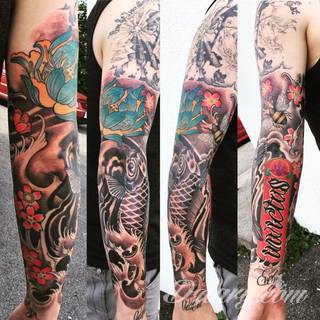 Niesamowite w swojej formie tatuaże-rękawy zajmują cała powierzchnię ramiona i przedramiona. Tworzą jednolitą zdobiącą ciało całość. Taki graficzny rękaw na skórze to tatuaż szczególnie ciekawy w przypadku aktywnych, silnych mężczyzn. 