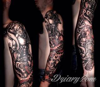 Niesamowite w swojej formie tatuaże-rękawy zajmują cała powierzchnię ramiona i przedramiona. Tworzą jednolitą zdobiącą ciało całość. Taki graficzny rękaw na skórze to tatuaż szczególnie ciekawy w przypadku aktywnych, silnych mężczyzn. 