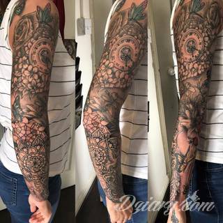 Niesamowite w swojej formie tatuaże-rękawy zajmują cała powierzchnię ramiona i przedramiona. Tworzą jednolitą zdobiącą ciało całość. Taki graficzny rękaw na skórze to tatuaż szczególnie ciekawy w przypadku aktywnych, silnych mężczyzn. 