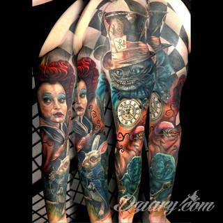 Niesamowite w swojej formie tatuaże-rękawy zajmują cała powierzchnię ramiona i przedramiona. Tworzą jednolitą zdobiącą ciało całość. Taki graficzny rękaw na skórze to tatuaż szczególnie ciekawy w przypadku aktywnych, silnych mężczyzn. 