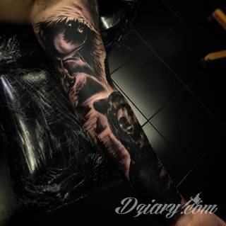 Niesamowite w swojej formie tatuaże-rękawy zajmują cała powierzchnię ramiona i przedramiona. Tworzą jednolitą zdobiącą ciało całość. Taki graficzny rękaw na skórze to tatuaż szczególnie ciekawy w przypadku aktywnych, silnych mężczyzn. 