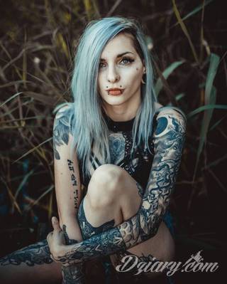 Niesamowite w swojej formie tatuaże-rękawy zajmują cała powierzchnię ramiona i przedramiona. Tworzą jednolitą zdobiącą ciało całość. Taki graficzny rękaw na skórze to tatuaż szczególnie ciekawy w przypadku aktywnych, silnych mężczyzn. 