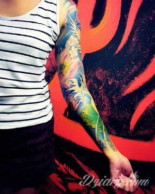 Niesamowite w swojej formie tatuaże-rękawy zajmują cała powierzchnię ramiona i przedramiona. Tworzą jednolitą zdobiącą ciało całość. Taki graficzny rękaw na skórze to tatuaż szczególnie ciekawy w przypadku aktywnych, silnych mężczyzn. 