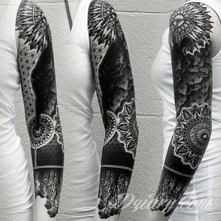 Niesamowite w swojej formie tatuaże-rękawy zajmują cała powierzchnię ramiona i przedramiona. Tworzą jednolitą zdobiącą ciało całość. Taki graficzny rękaw na skórze to tatuaż szczególnie ciekawy w przypadku aktywnych, silnych mężczyzn. 