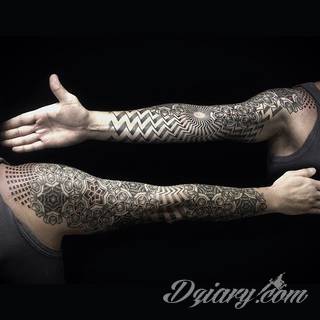 Niesamowite w swojej formie tatuaże-rękawy zajmują cała powierzchnię ramiona i przedramiona. Tworzą jednolitą zdobiącą ciało całość. Taki graficzny rękaw na skórze to tatuaż szczególnie ciekawy w przypadku aktywnych, silnych mężczyzn. 