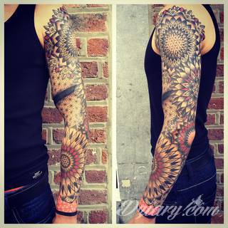 Niesamowite w swojej formie tatuaże-rękawy zajmują cała powierzchnię ramiona i przedramiona. Tworzą jednolitą zdobiącą ciało całość. Taki graficzny rękaw na skórze to tatuaż szczególnie ciekawy w przypadku aktywnych, silnych mężczyzn. 
