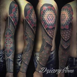 Niesamowite w swojej formie tatuaże-rękawy zajmują cała powierzchnię ramiona i przedramiona. Tworzą jednolitą zdobiącą ciało całość. Taki graficzny rękaw na skórze to tatuaż szczególnie ciekawy w przypadku aktywnych, silnych mężczyzn. 