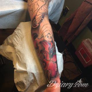 Niesamowite w swojej formie tatuaże-rękawy zajmują cała powierzchnię ramiona i przedramiona. Tworzą jednolitą zdobiącą ciało całość. Taki graficzny rękaw na skórze to tatuaż szczególnie ciekawy w przypadku aktywnych, silnych mężczyzn. 