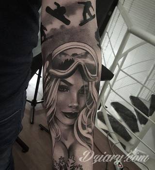 Niesamowite w swojej formie tatuaże-rękawy zajmują cała powierzchnię ramiona i przedramiona. Tworzą jednolitą zdobiącą ciało całość. Taki graficzny rękaw na skórze to tatuaż szczególnie ciekawy w przypadku aktywnych, silnych mężczyzn. 