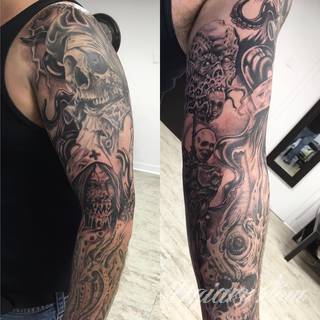 Niesamowite w swojej formie tatuaże-rękawy zajmują cała powierzchnię ramiona i przedramiona. Tworzą jednolitą zdobiącą ciało całość. Taki graficzny rękaw na skórze to tatuaż szczególnie ciekawy w przypadku aktywnych, silnych mężczyzn. 