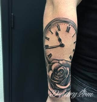 Niesamowite w swojej formie tatuaże-rękawy zajmują cała powierzchnię ramiona i przedramiona. Tworzą jednolitą zdobiącą ciało całość. Taki graficzny rękaw na skórze to tatuaż szczególnie ciekawy w przypadku aktywnych, silnych mężczyzn. 