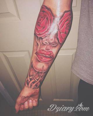 Niesamowite w swojej formie tatuaże-rękawy zajmują cała powierzchnię ramiona i przedramiona. Tworzą jednolitą zdobiącą ciało całość. Taki graficzny rękaw na skórze to tatuaż szczególnie ciekawy w przypadku aktywnych, silnych mężczyzn. 