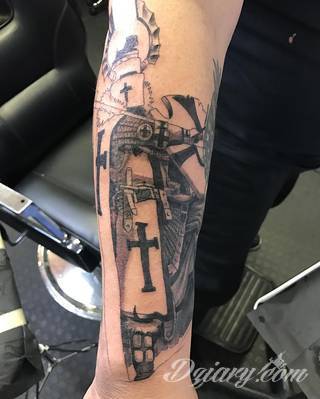 Niesamowite w swojej formie tatuaże-rękawy zajmują cała powierzchnię ramiona i przedramiona. Tworzą jednolitą zdobiącą ciało całość. Taki graficzny rękaw na skórze to tatuaż szczególnie ciekawy w przypadku aktywnych, silnych mężczyzn. 