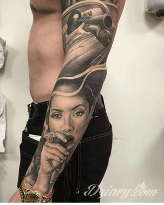 Niesamowite w swojej formie tatuaże-rękawy zajmują cała powierzchnię ramiona i przedramiona. Tworzą jednolitą zdobiącą ciało całość. Taki graficzny rękaw na skórze to tatuaż szczególnie ciekawy w przypadku aktywnych, silnych mężczyzn. 