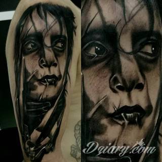 Niesamowite w swojej formie tatuaże-rękawy zajmują cała powierzchnię ramiona i przedramiona. Tworzą jednolitą zdobiącą ciało całość. Taki graficzny rękaw na skórze to tatuaż szczególnie ciekawy w przypadku aktywnych, silnych mężczyzn. 