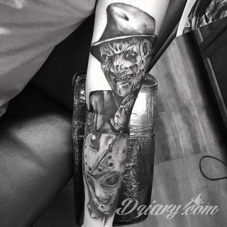 Niesamowite w swojej formie tatuaże-rękawy zajmują cała powierzchnię ramiona i przedramiona. Tworzą jednolitą zdobiącą ciało całość. Taki graficzny rękaw na skórze to tatuaż szczególnie ciekawy w przypadku aktywnych, silnych mężczyzn. 