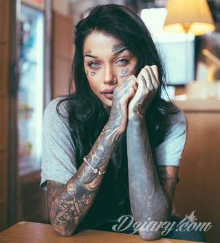 Niesamowite w swojej formie tatuaże-rękawy zajmują cała powierzchnię ramiona i przedramiona. Tworzą jednolitą zdobiącą ciało całość. Taki graficzny rękaw na skórze to tatuaż szczególnie ciekawy w przypadku aktywnych, silnych mężczyzn. 