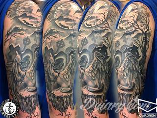 Niesamowite w swojej formie tatuaże-rękawy zajmują cała powierzchnię ramiona i przedramiona. Tworzą jednolitą zdobiącą ciało całość. Taki graficzny rękaw na skórze to tatuaż szczególnie ciekawy w przypadku aktywnych, silnych mężczyzn. 