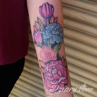 Niesamowite w swojej formie tatuaże-rękawy zajmują cała powierzchnię ramiona i przedramiona. Tworzą jednolitą zdobiącą ciało całość. Taki graficzny rękaw na skórze to tatuaż szczególnie ciekawy w przypadku aktywnych, silnych mężczyzn. 