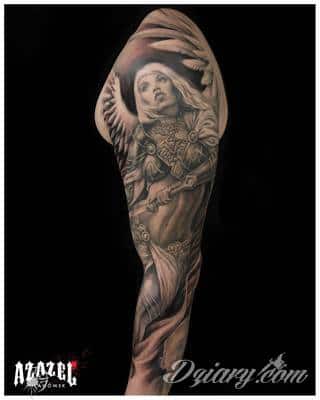 Niesamowite w swojej formie tatuaże-rękawy zajmują cała powierzchnię ramiona i przedramiona. Tworzą jednolitą zdobiącą ciało całość. Taki graficzny rękaw na skórze to tatuaż szczególnie ciekawy w przypadku aktywnych, silnych mężczyzn. 