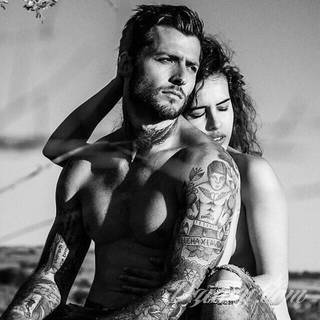 Niesamowite w swojej formie tatuaże-rękawy zajmują cała powierzchnię ramiona i przedramiona. Tworzą jednolitą zdobiącą ciało całość. Taki graficzny rękaw na skórze to tatuaż szczególnie ciekawy w przypadku aktywnych, silnych mężczyzn. 