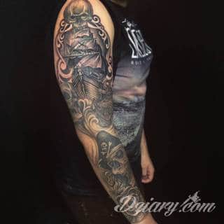 Niesamowite w swojej formie tatuaże-rękawy zajmują cała powierzchnię ramiona i przedramiona. Tworzą jednolitą zdobiącą ciało całość. Taki graficzny rękaw na skórze to tatuaż szczególnie ciekawy w przypadku aktywnych, silnych mężczyzn. 