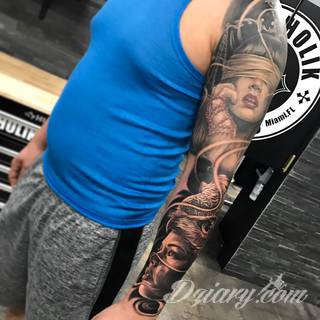 Niesamowite w swojej formie tatuaże-rękawy zajmują cała powierzchnię ramiona i przedramiona. Tworzą jednolitą zdobiącą ciało całość. Taki graficzny rękaw na skórze to tatuaż szczególnie ciekawy w przypadku aktywnych, silnych mężczyzn. 