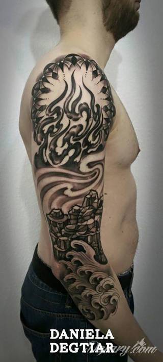 Niesamowite w swojej formie tatuaże-rękawy zajmują cała powierzchnię ramiona i przedramiona. Tworzą jednolitą zdobiącą ciało całość. Taki graficzny rękaw na skórze to tatuaż szczególnie ciekawy w przypadku aktywnych, silnych mężczyzn. 
