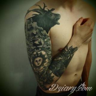 Niesamowite w swojej formie tatuaże-rękawy zajmują cała powierzchnię ramiona i przedramiona. Tworzą jednolitą zdobiącą ciało całość. Taki graficzny rękaw na skórze to tatuaż szczególnie ciekawy w przypadku aktywnych, silnych mężczyzn. 