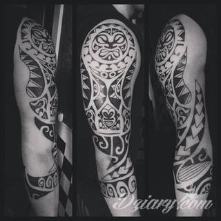 Niesamowite w swojej formie tatuaże-rękawy zajmują cała powierzchnię ramiona i przedramiona. Tworzą jednolitą zdobiącą ciało całość. Taki graficzny rękaw na skórze to tatuaż szczególnie ciekawy w przypadku aktywnych, silnych mężczyzn. 