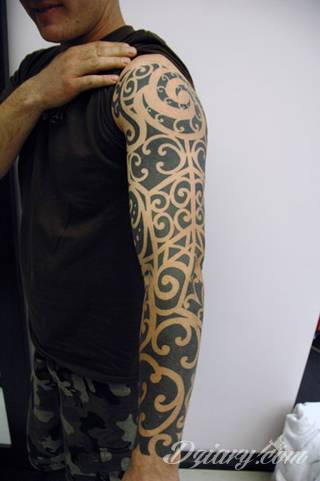 Niesamowite w swojej formie tatuaże-rękawy zajmują cała powierzchnię ramiona i przedramiona. Tworzą jednolitą zdobiącą ciało całość. Taki graficzny rękaw na skórze to tatuaż szczególnie ciekawy w przypadku aktywnych, silnych mężczyzn. 