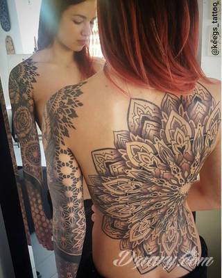 Niesamowite w swojej formie tatuaże-rękawy zajmują cała powierzchnię ramiona i przedramiona. Tworzą jednolitą zdobiącą ciało całość. Taki graficzny rękaw na skórze to tatuaż szczególnie ciekawy w przypadku aktywnych, silnych mężczyzn. 