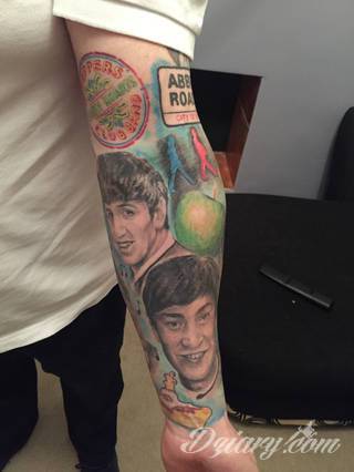 Niesamowite w swojej formie tatuaże-rękawy zajmują cała powierzchnię ramiona i przedramiona. Tworzą jednolitą zdobiącą ciało całość. Taki graficzny rękaw na skórze to tatuaż szczególnie ciekawy w przypadku aktywnych, silnych mężczyzn. 