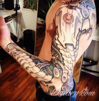 Niesamowite w swojej formie tatuaże-rękawy zajmują cała powierzchnię ramiona i przedramiona. Tworzą jednolitą zdobiącą ciało całość. Taki graficzny rękaw na skórze to tatuaż szczególnie ciekawy w przypadku aktywnych, silnych mężczyzn. 
