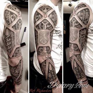 Niesamowite w swojej formie tatuaże-rękawy zajmują cała powierzchnię ramiona i przedramiona. Tworzą jednolitą zdobiącą ciało całość. Taki graficzny rękaw na skórze to tatuaż szczególnie ciekawy w przypadku aktywnych, silnych mężczyzn. 