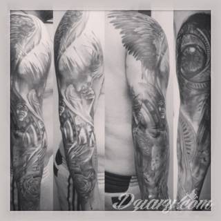 Niesamowite w swojej formie tatuaże-rękawy zajmują cała powierzchnię ramiona i przedramiona. Tworzą jednolitą zdobiącą ciało całość. Taki graficzny rękaw na skórze to tatuaż szczególnie ciekawy w przypadku aktywnych, silnych mężczyzn. 