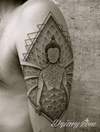 Niesamowite w swojej formie tatuaże-rękawy zajmują cała powierzchnię ramiona i przedramiona. Tworzą jednolitą zdobiącą ciało całość. Taki graficzny rękaw na skórze to tatuaż szczególnie ciekawy w przypadku aktywnych, silnych mężczyzn. 